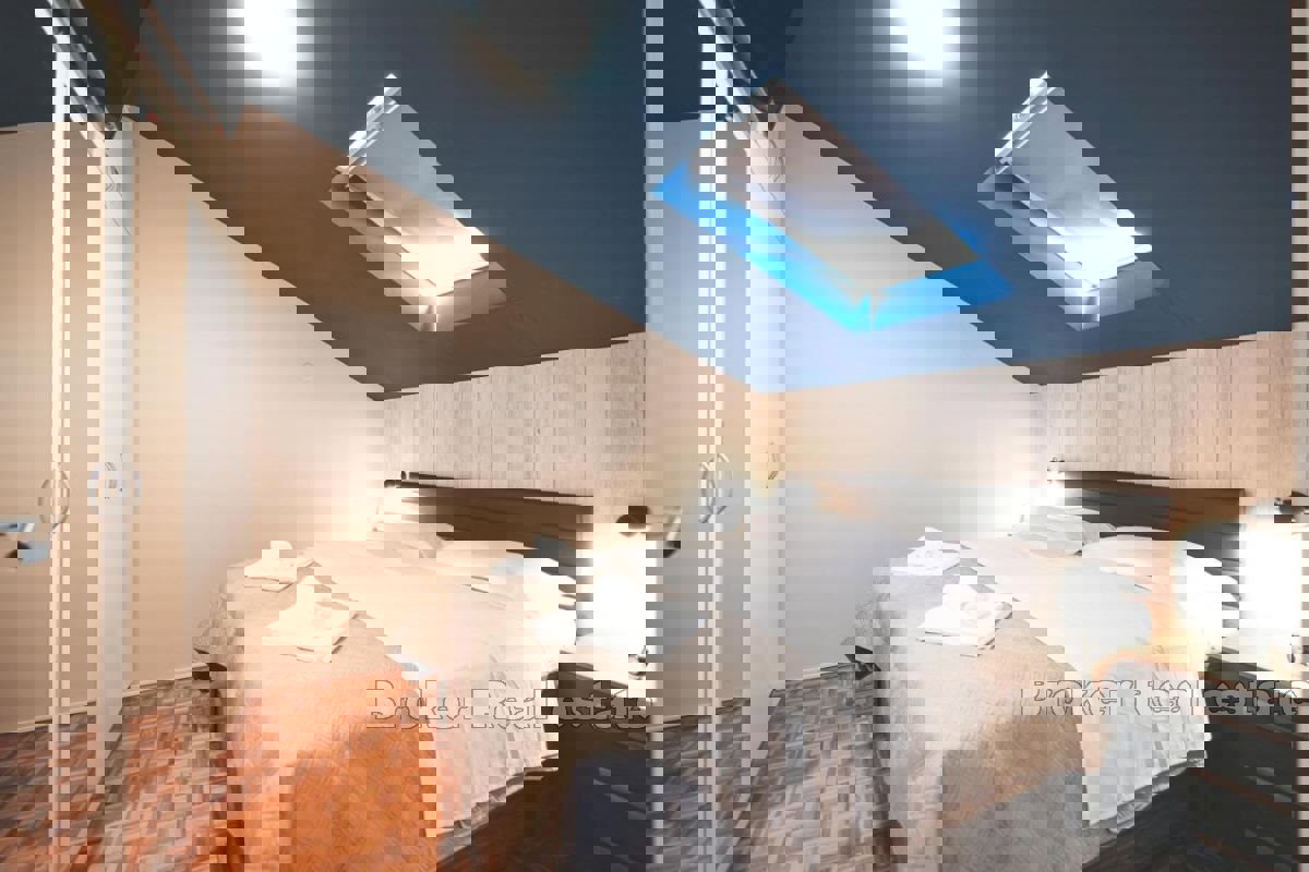 Una villa con un bellissimo giardino e piscina vicino al centro