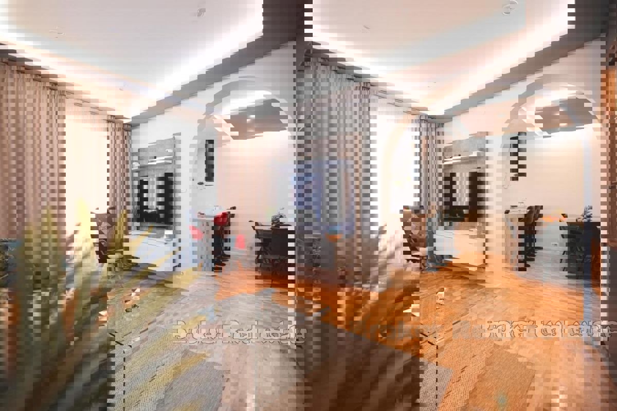 Una villa con un bellissimo giardino e piscina vicino al centro