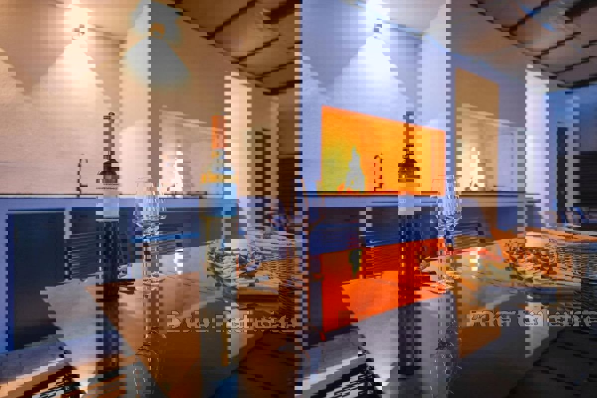 Una villa con un bellissimo giardino e piscina vicino al centro