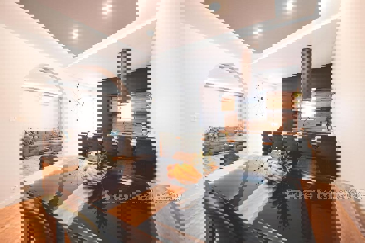 Una villa con un bellissimo giardino e piscina vicino al centro