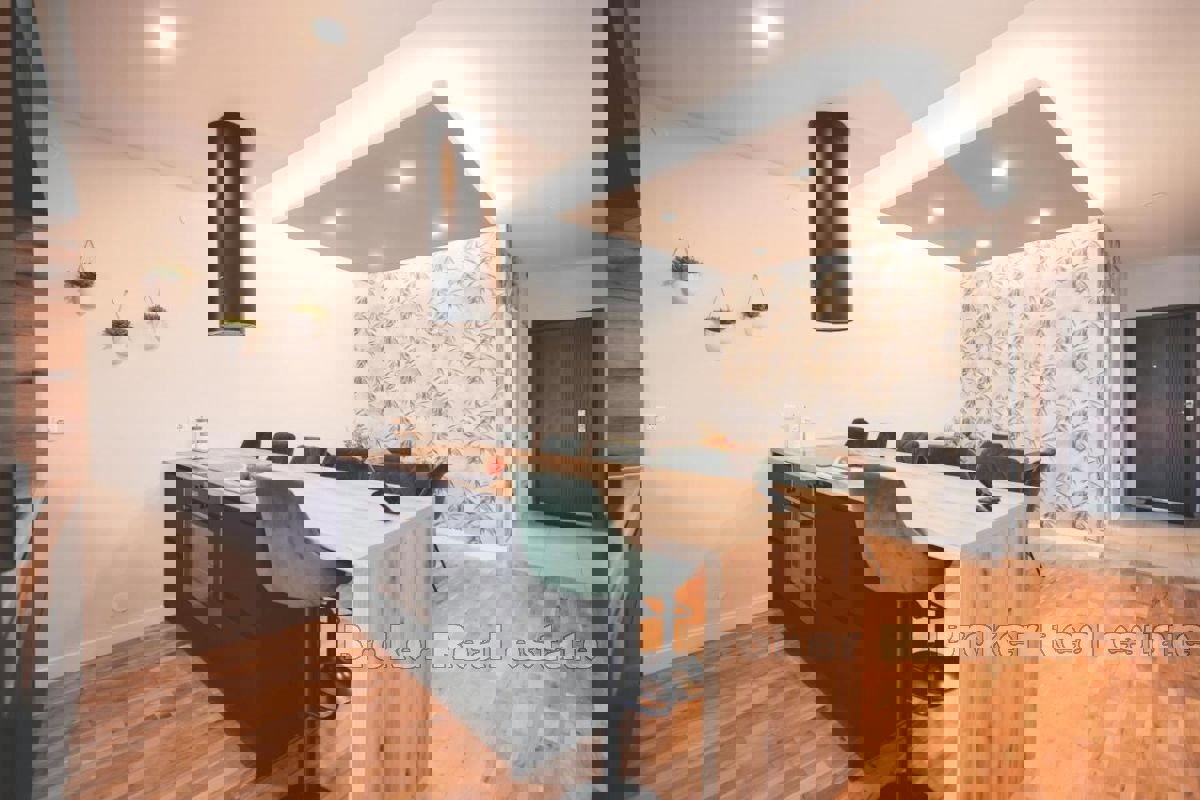 Una villa con un bellissimo giardino e piscina vicino al centro