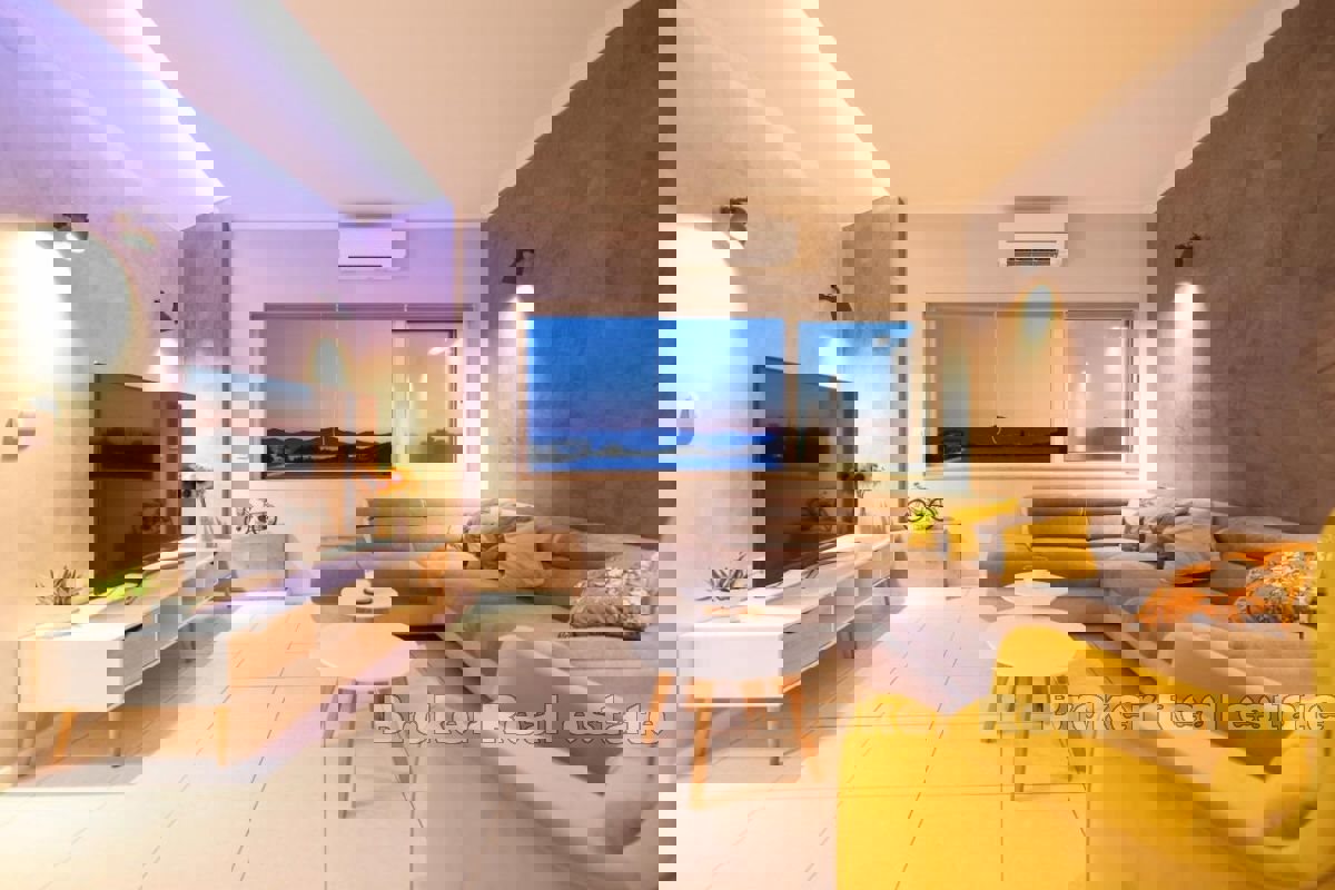 Una villa con un bellissimo giardino e piscina vicino al centro