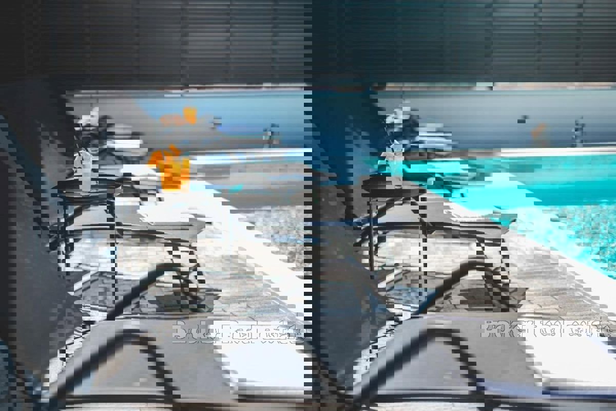 Una villa con un bellissimo giardino e piscina vicino al centro