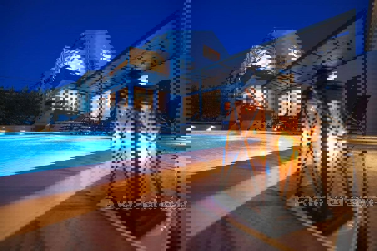 Una villa con un bellissimo giardino e piscina vicino al centro