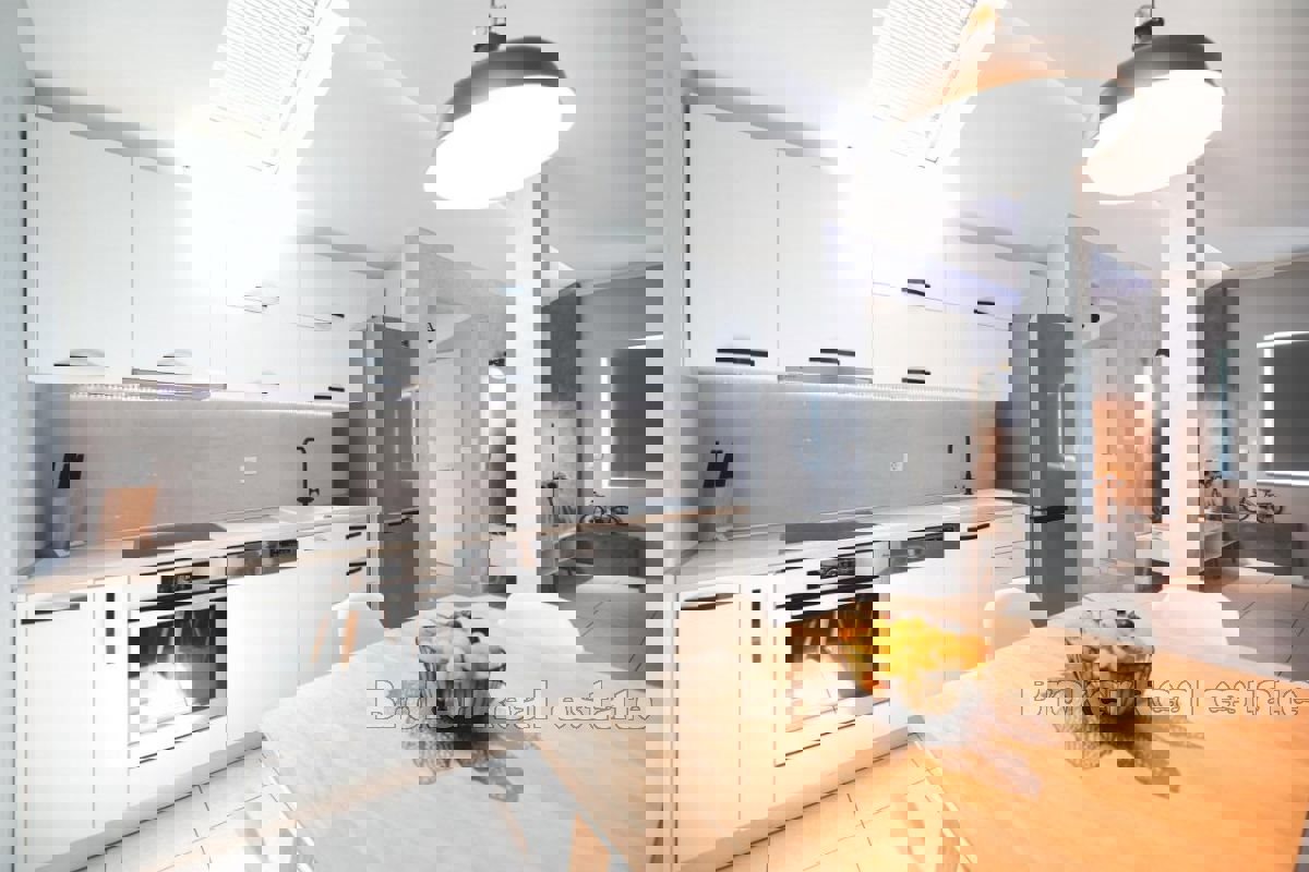 Una villa con un bellissimo giardino e piscina vicino al centro