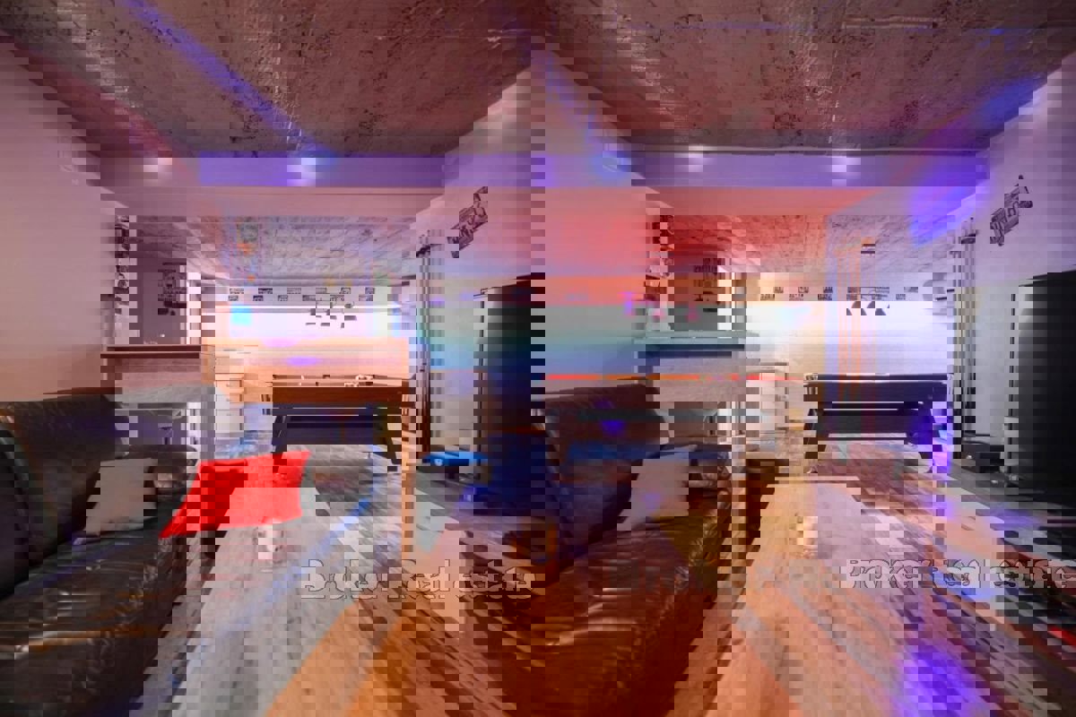 Una villa con un bellissimo giardino e piscina vicino al centro