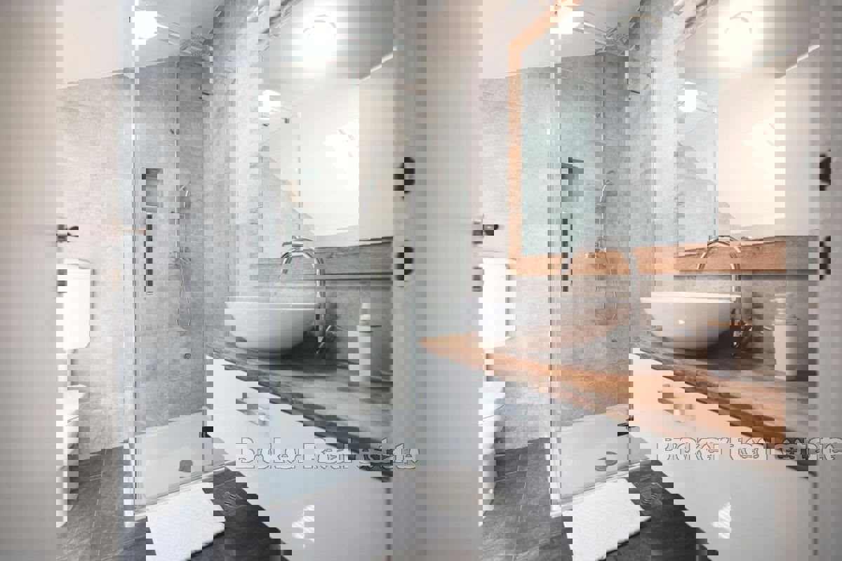 Una villa con un bellissimo giardino e piscina vicino al centro