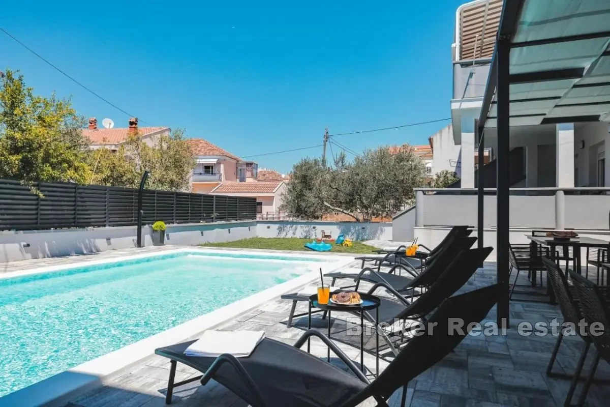 Una villa con un bellissimo giardino e piscina vicino al centro