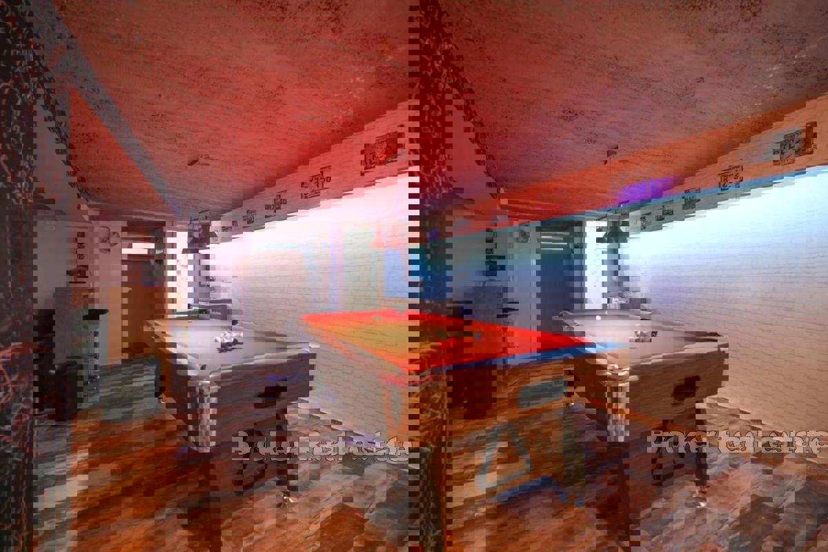 Una villa con un bellissimo giardino e piscina vicino al centro