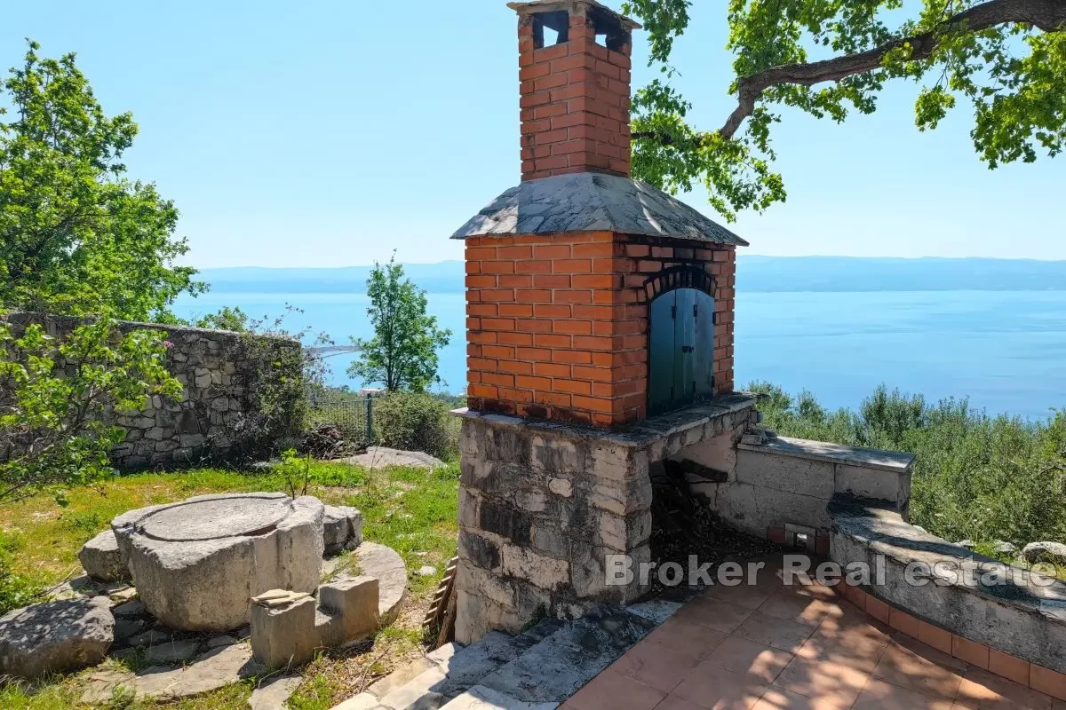 Una casa nella natura con vista panoramica sul mare