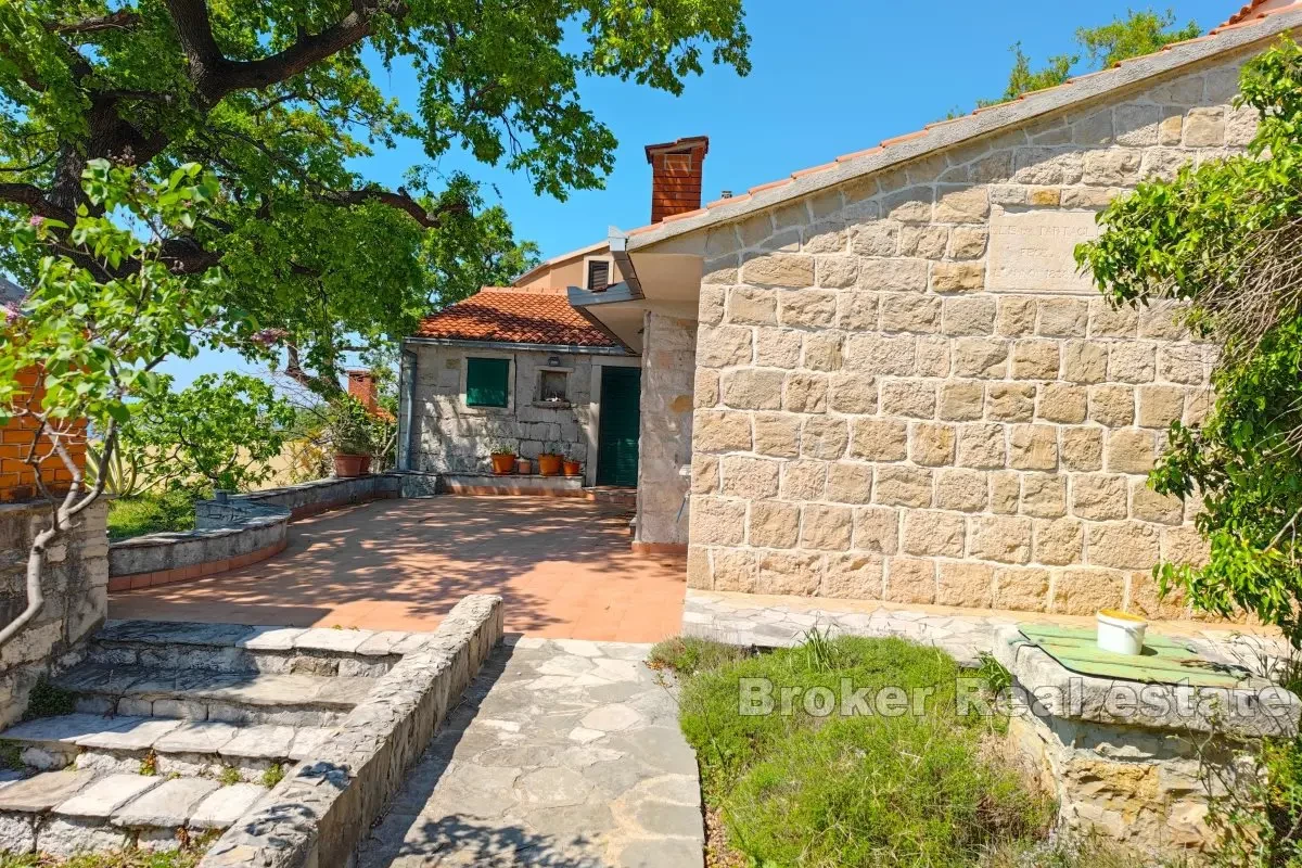 Una casa nella natura con vista panoramica sul mare