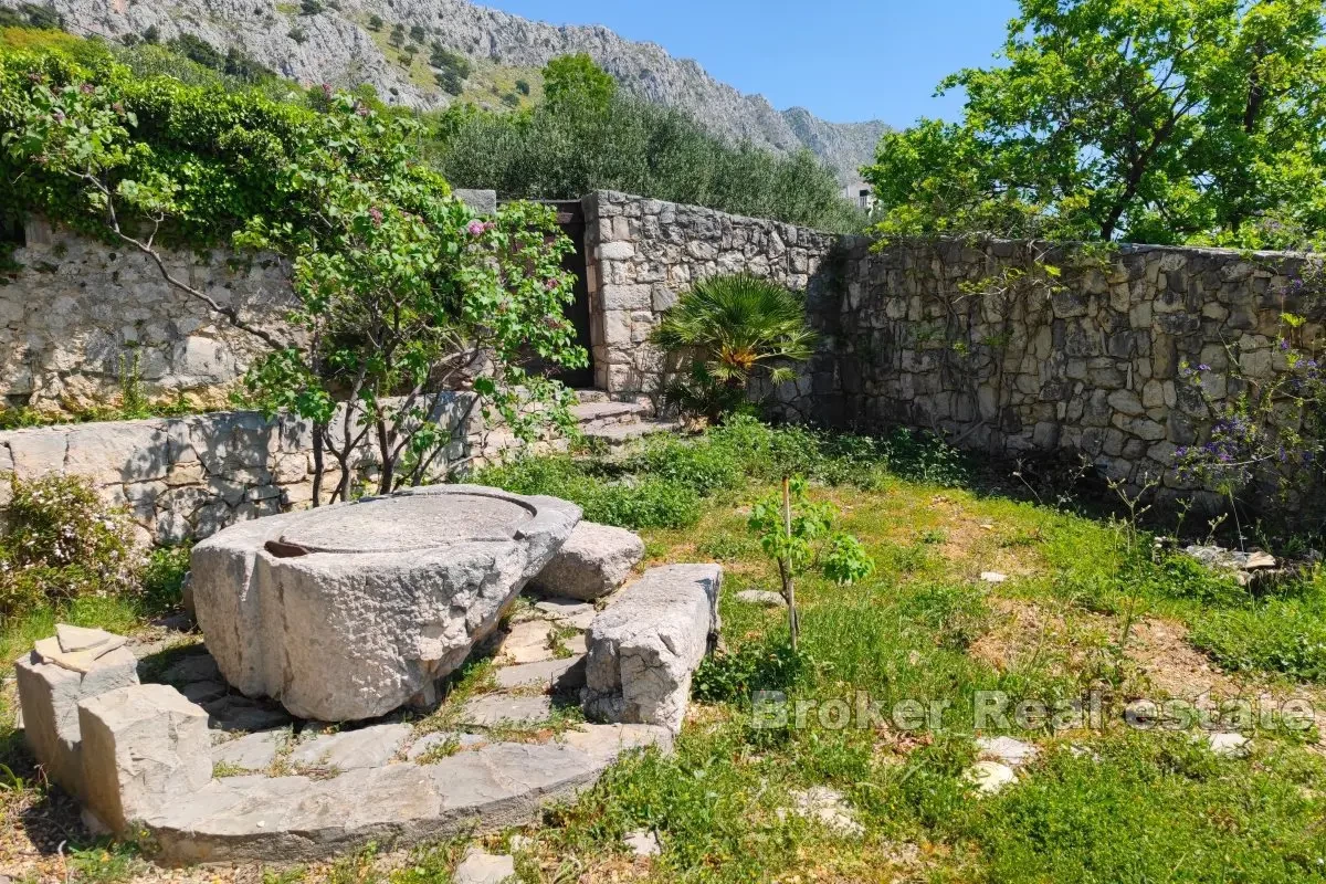 Una casa nella natura con vista panoramica sul mare