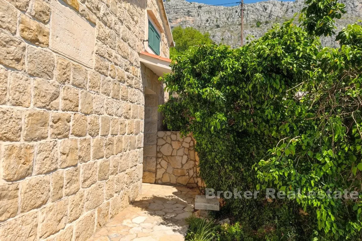 Una casa nella natura con vista panoramica sul mare