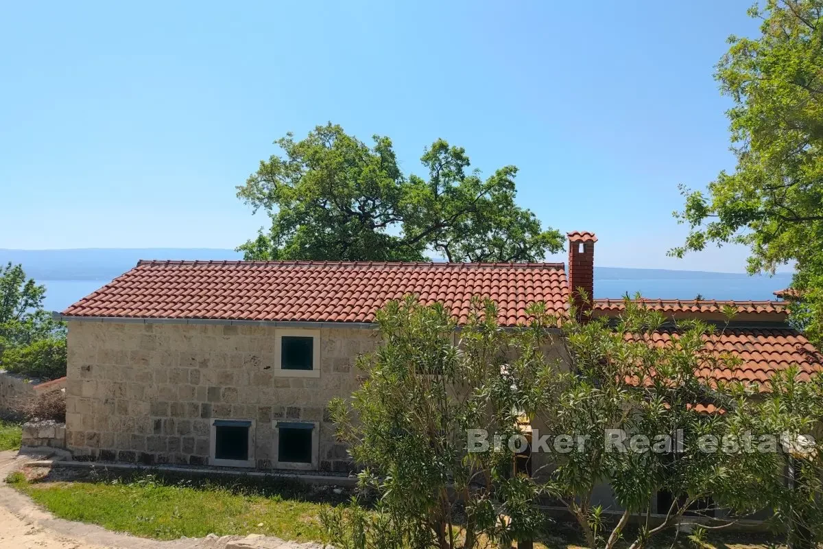 Una casa nella natura con vista panoramica sul mare