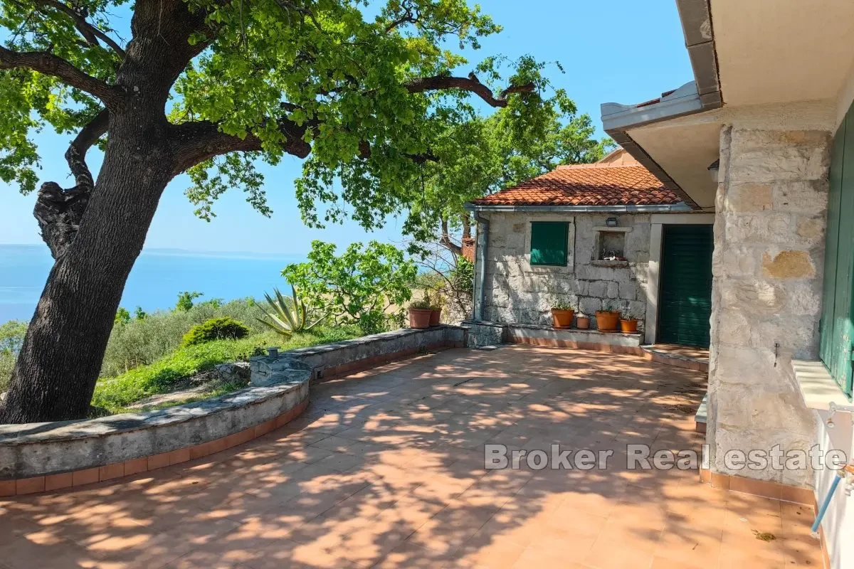 Una casa nella natura con vista panoramica sul mare