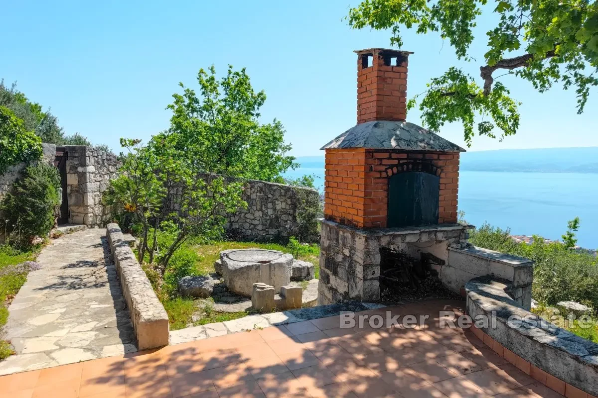 Una casa nella natura con vista panoramica sul mare