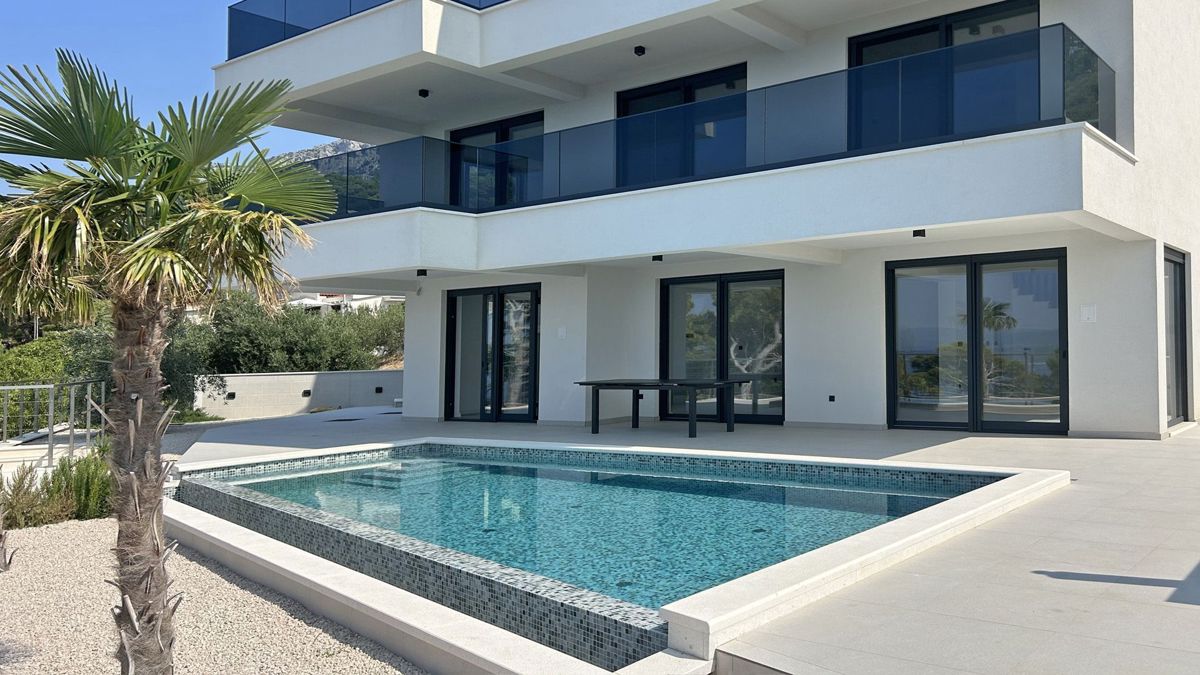Casa di lusso con piscina e vista mare