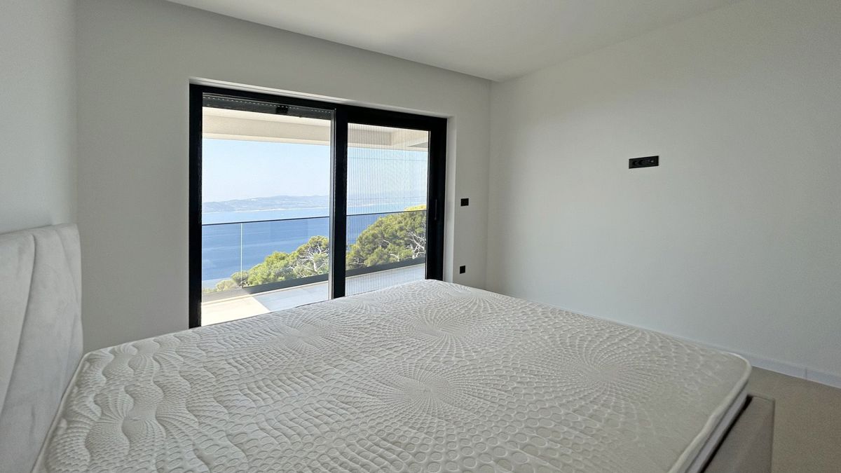 Casa di lusso con piscina e vista mare