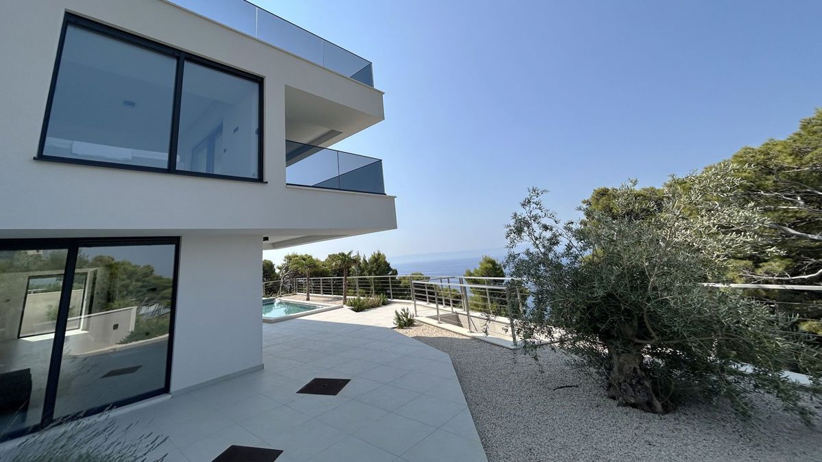 Casa di lusso con piscina e vista mare