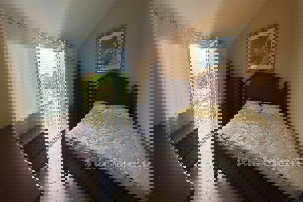 Due case indipendenti con un ampio giardino