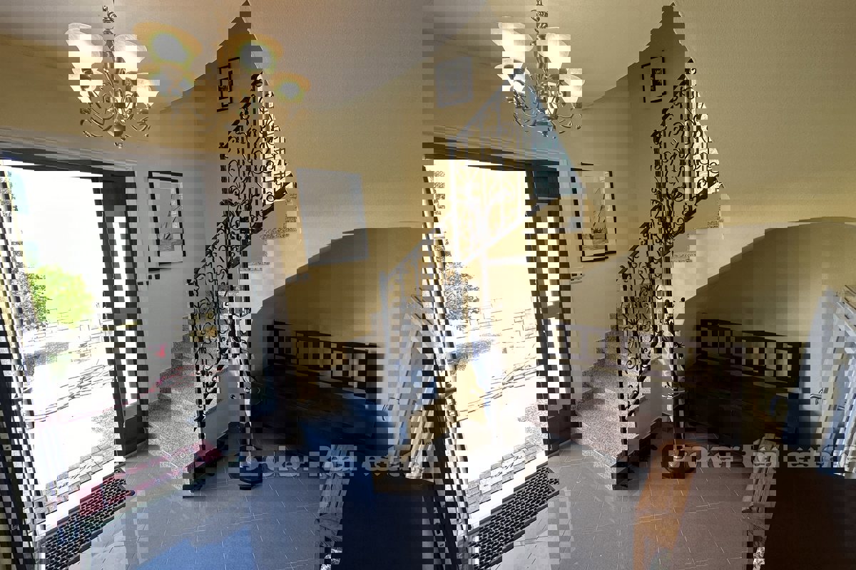 Due case indipendenti con un ampio giardino