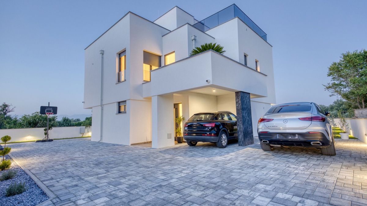 Villa moderna in posizione tranquilla vicino al mare