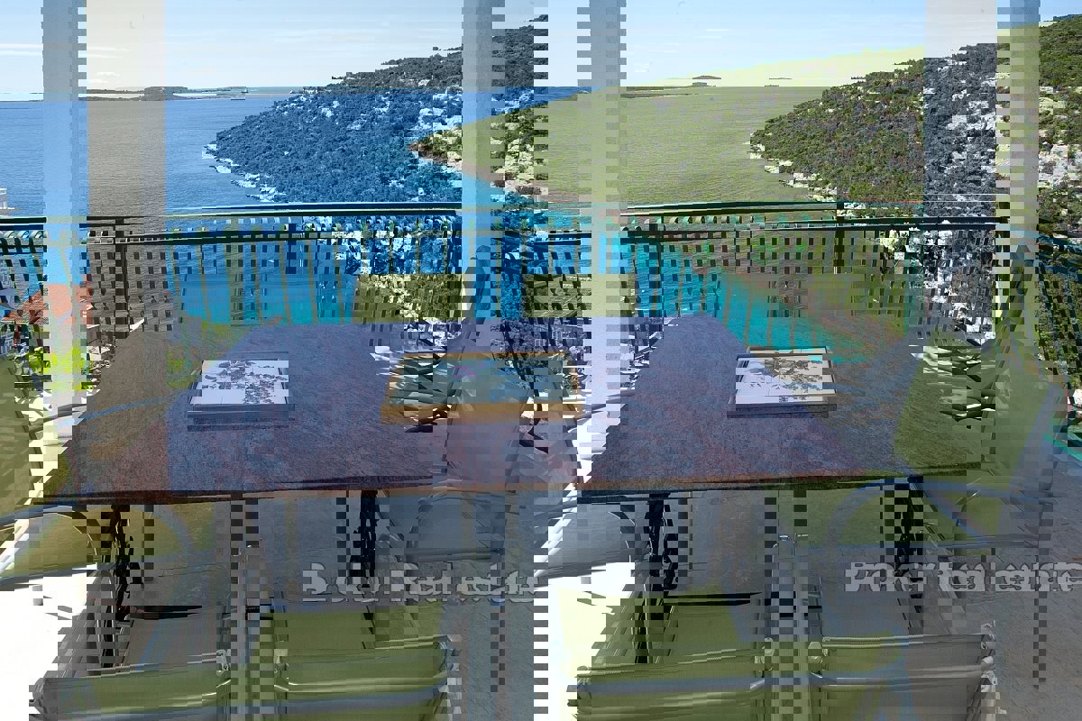 Casa con appartamenti in seconda fila dal mare con vista mare aperto