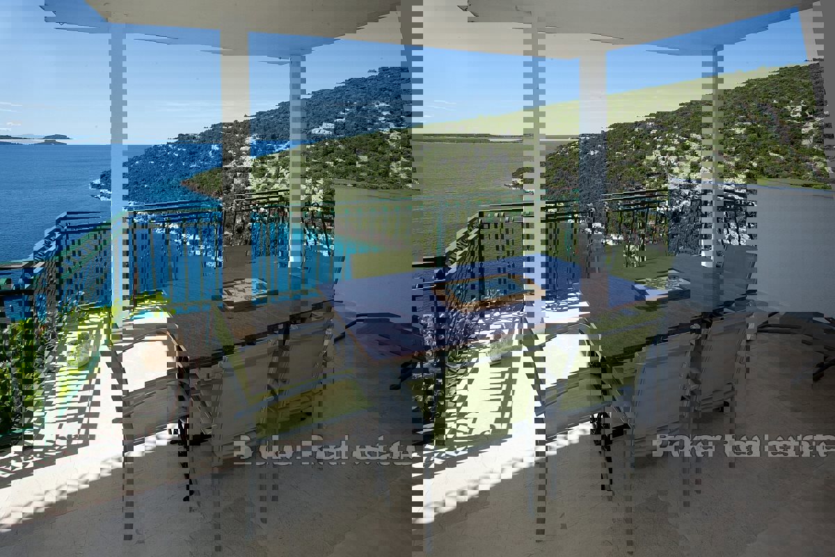 Casa con appartamenti in seconda fila dal mare con vista mare aperto