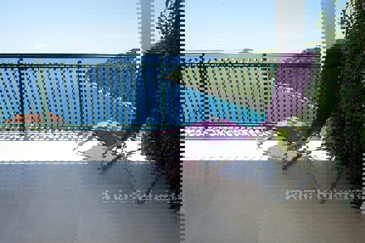 Casa con appartamenti in seconda fila dal mare con vista mare aperto