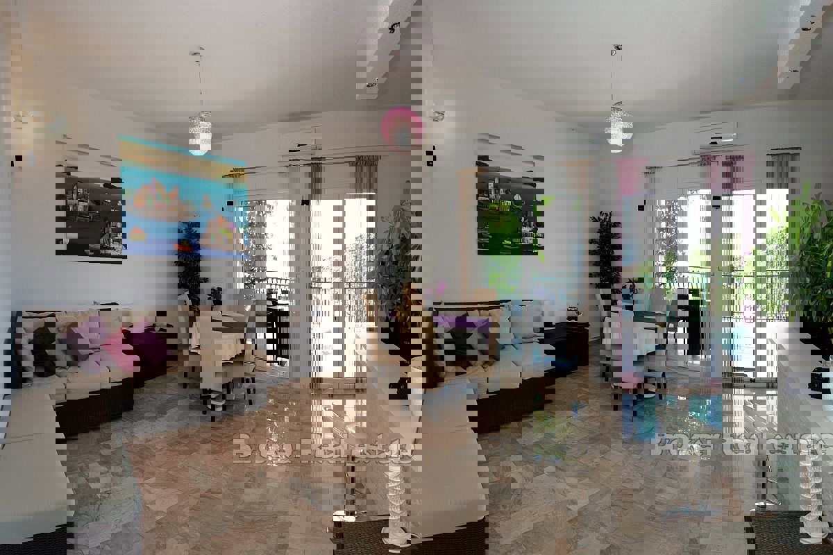 Casa con appartamenti in seconda fila dal mare con vista mare aperto