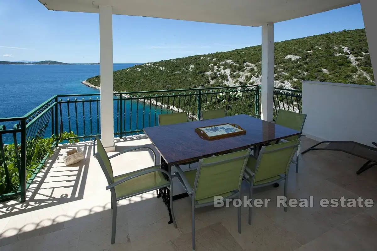 Casa con appartamenti in seconda fila dal mare con vista mare aperto