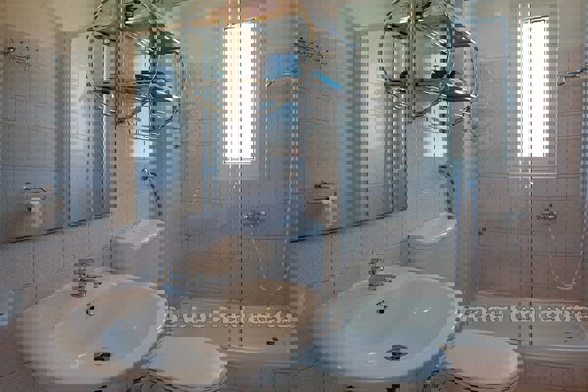 Casa con appartamenti in seconda fila dal mare con vista mare aperto