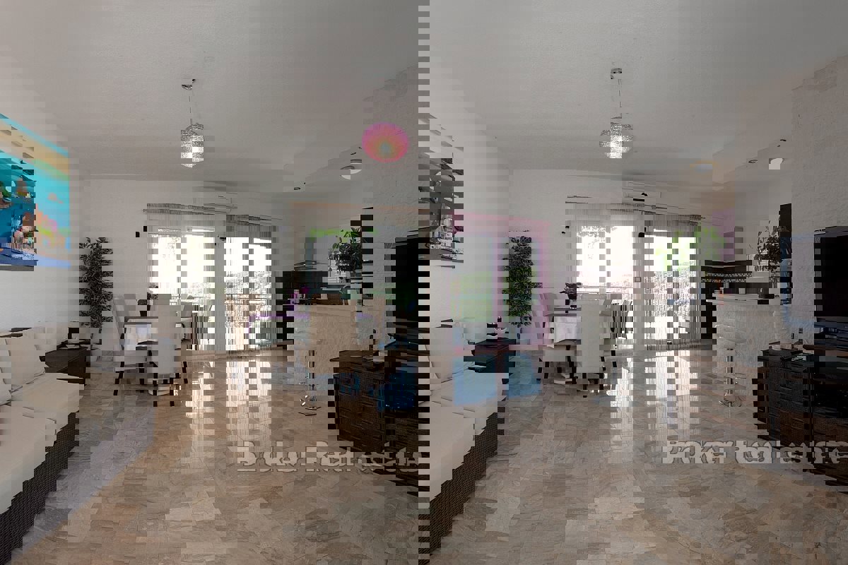 Casa con appartamenti in seconda fila dal mare con vista mare aperto