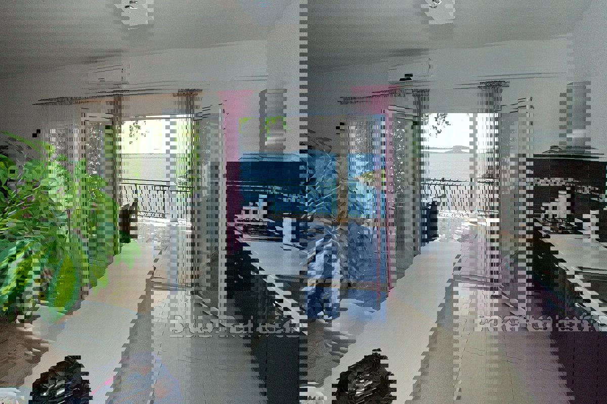 Casa con appartamenti in seconda fila dal mare con vista mare aperto