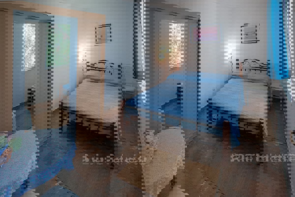 Casa con appartamenti in seconda fila dal mare con vista mare aperto