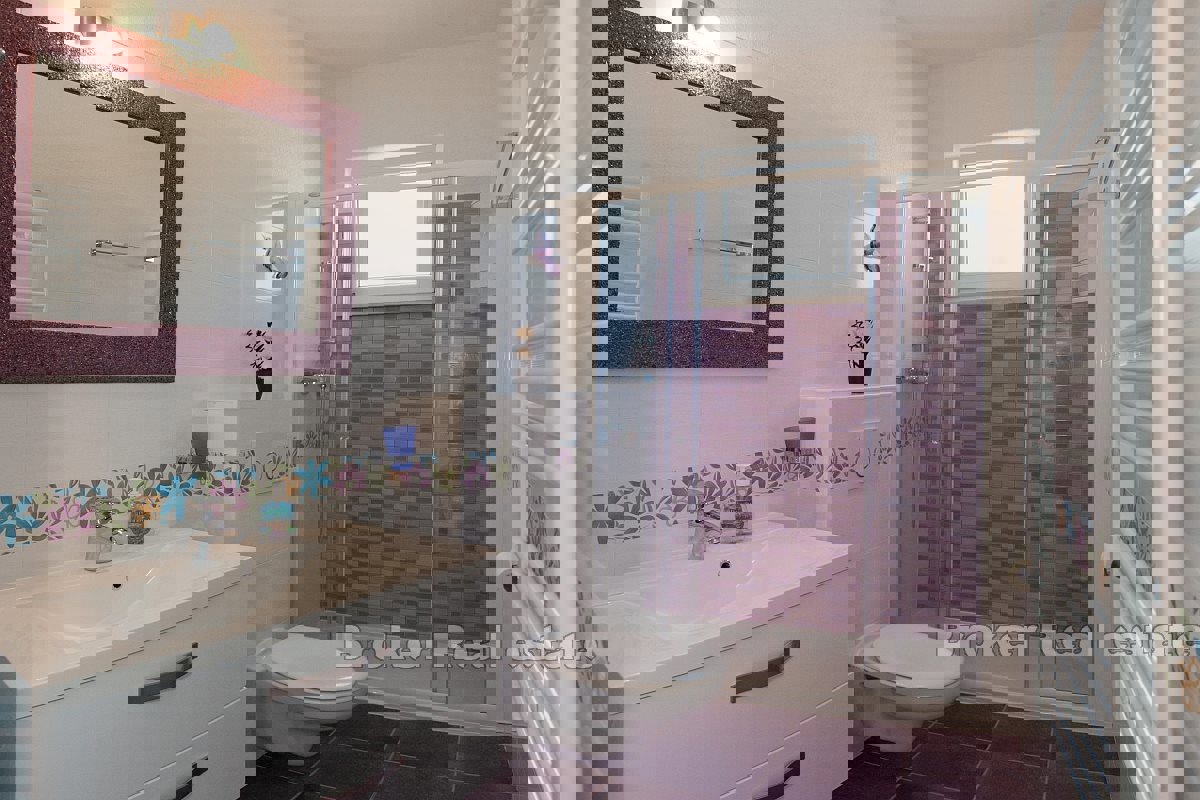 Casa con appartamenti in seconda fila dal mare con vista mare aperto