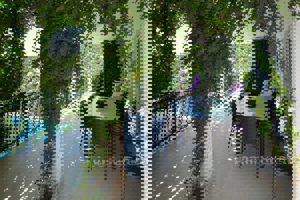 Casa con appartamenti in seconda fila dal mare con vista mare aperto