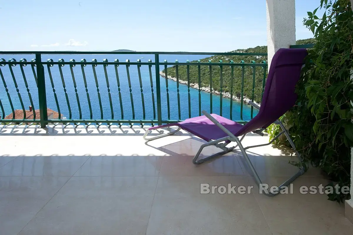 Casa con appartamenti in seconda fila dal mare con vista mare aperto