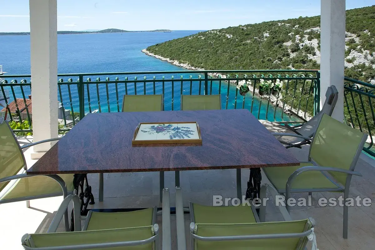 Casa con appartamenti in seconda fila dal mare con vista mare aperto