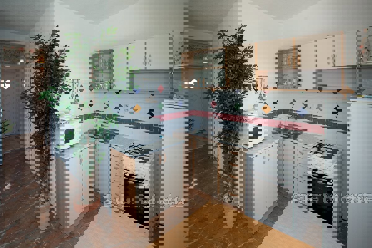 Casa con appartamenti in seconda fila dal mare con vista mare aperto