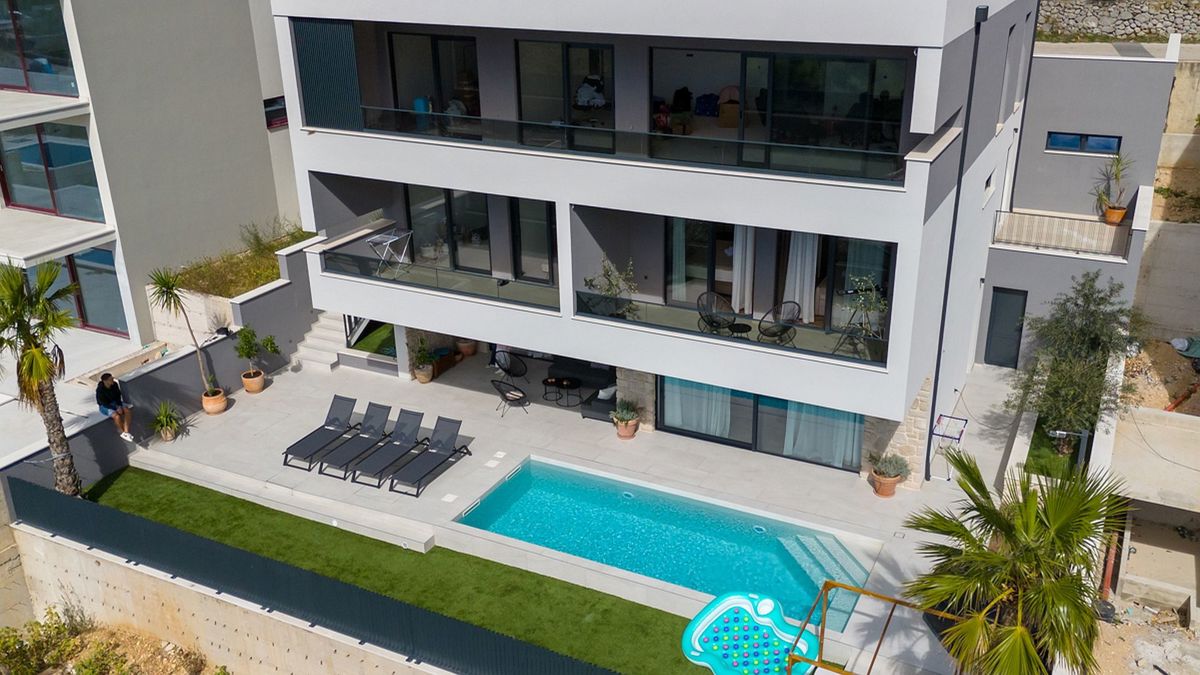 Casa moderna di lusso con tre unità abitative e vista sul mare aperto
