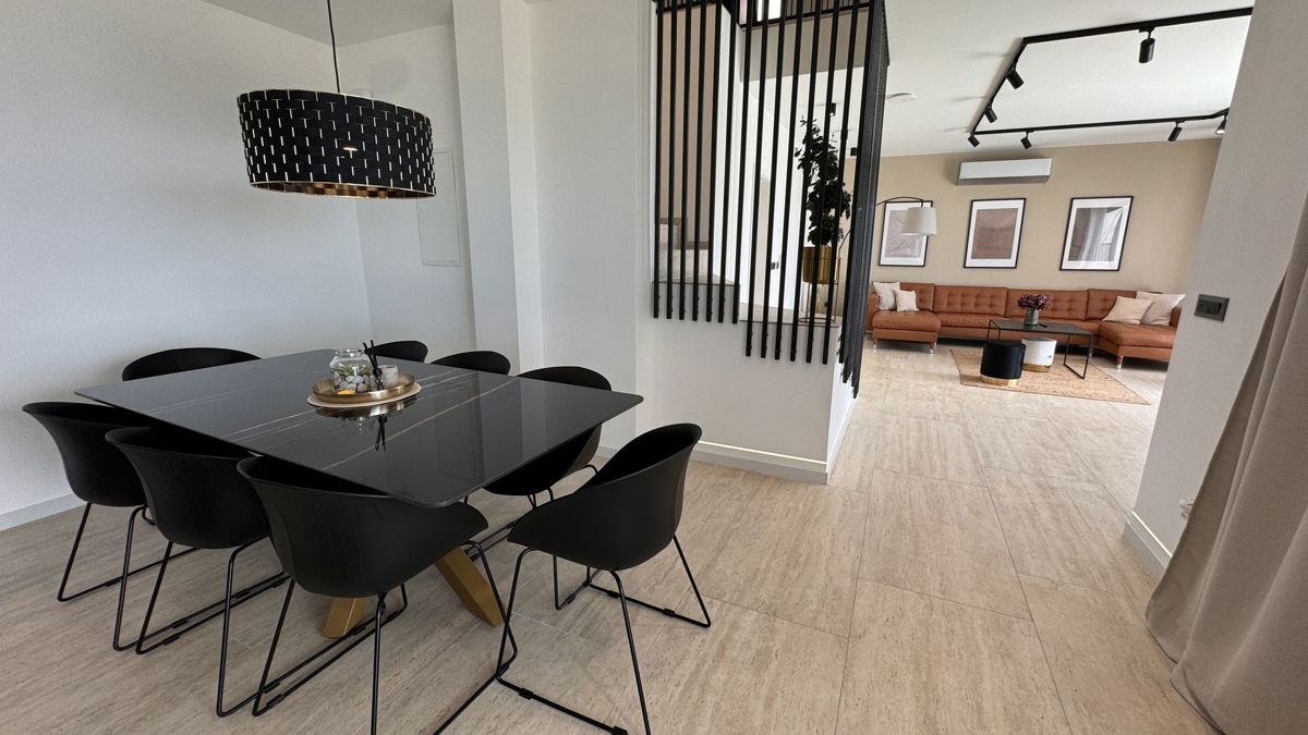 Casa moderna di lusso con tre unità abitative e vista sul mare aperto