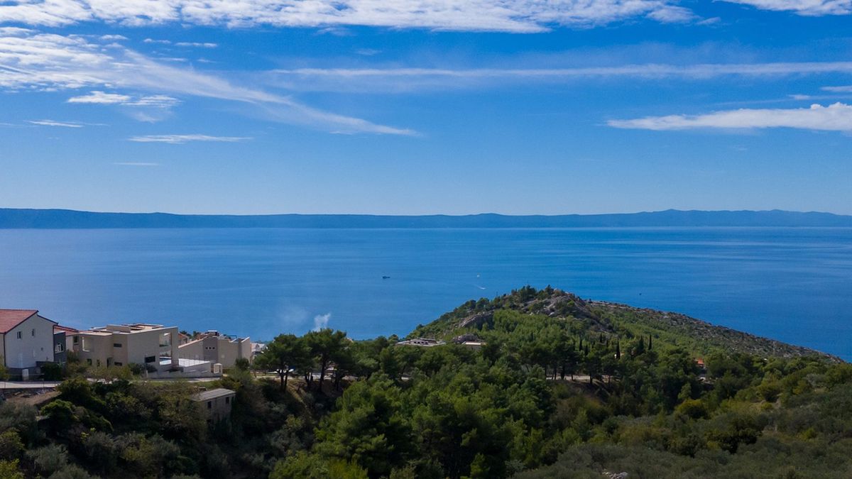 Casa moderna di lusso con tre unità abitative e vista sul mare aperto