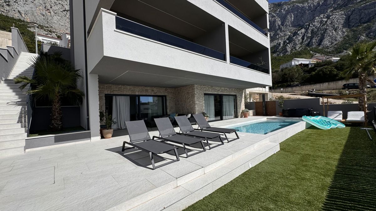 Casa moderna di lusso con tre unità abitative e vista sul mare aperto