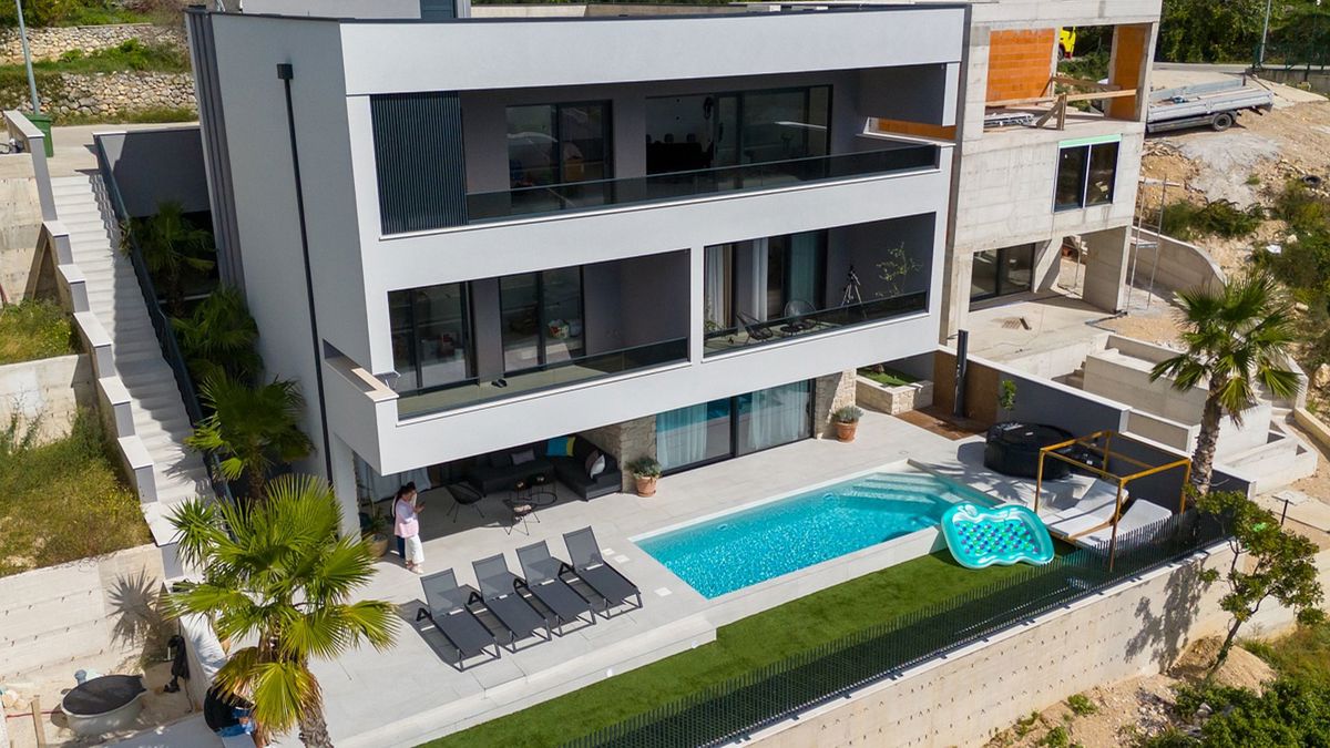Casa moderna di lusso con tre unità abitative e vista sul mare aperto