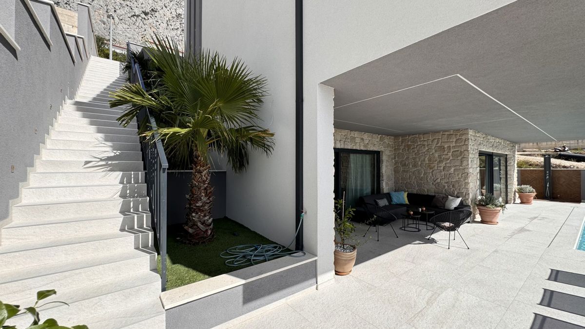 Casa moderna di lusso con tre unità abitative e vista sul mare aperto