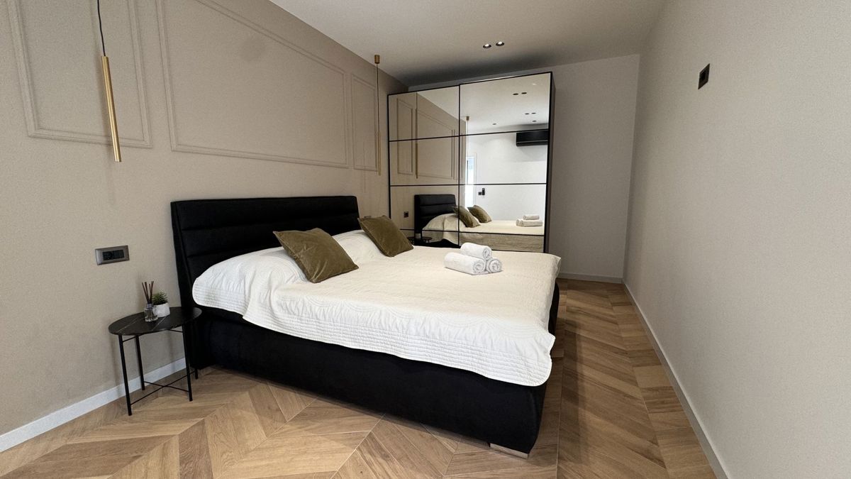 Casa moderna di lusso con tre unità abitative e vista sul mare aperto
