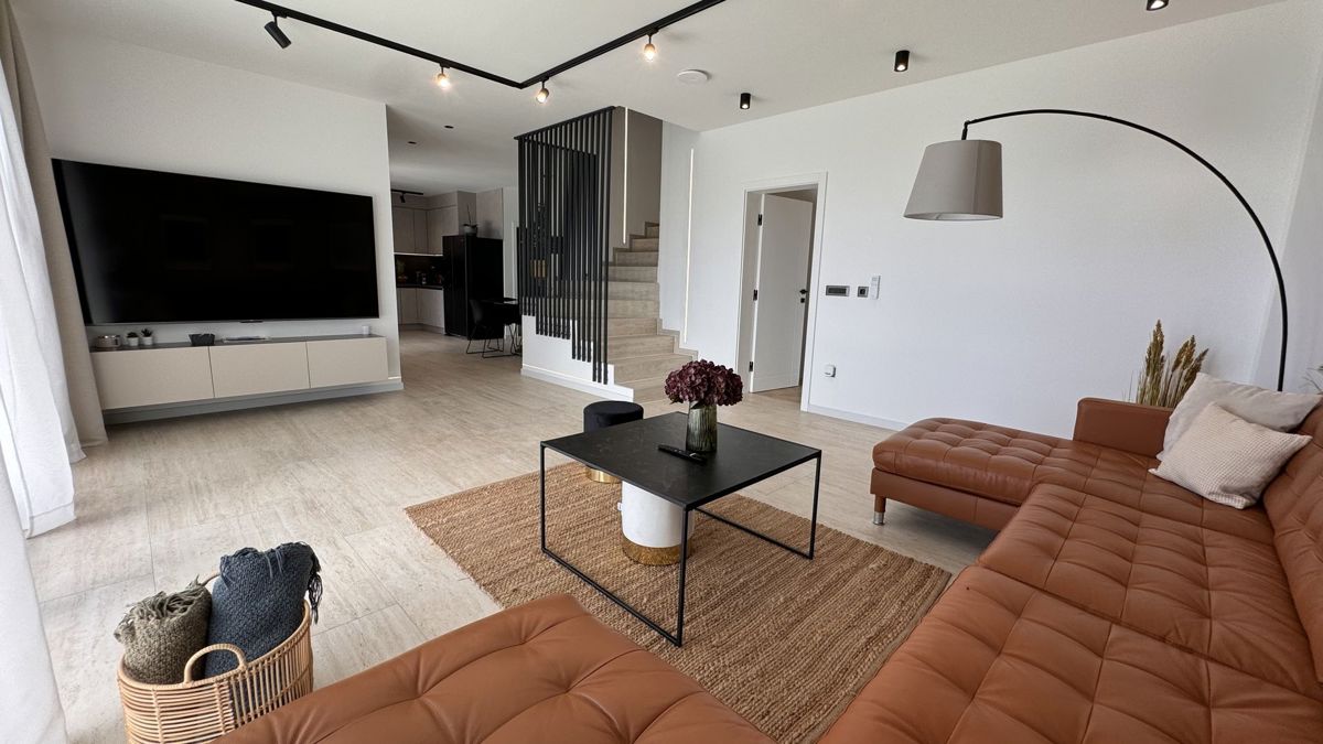 Casa moderna di lusso con tre unità abitative e vista sul mare aperto