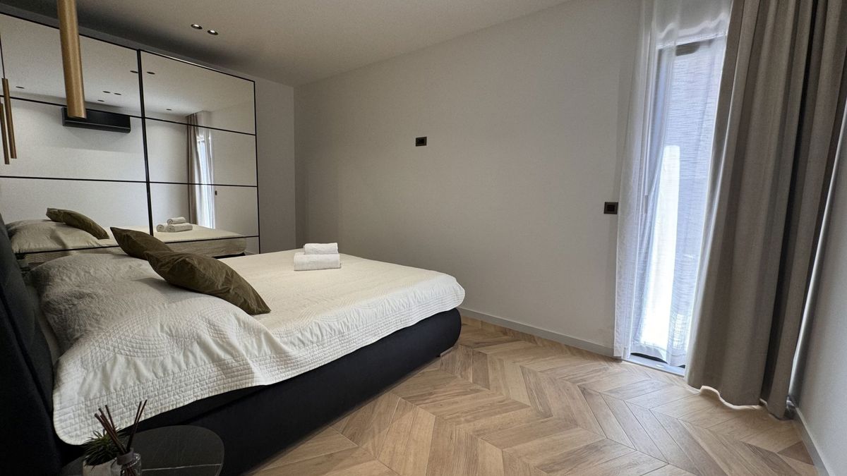 Casa moderna di lusso con tre unità abitative e vista sul mare aperto
