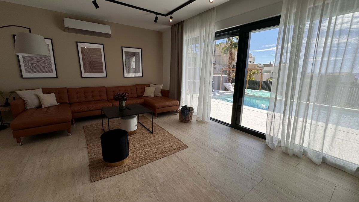 Casa moderna di lusso con tre unità abitative e vista sul mare aperto